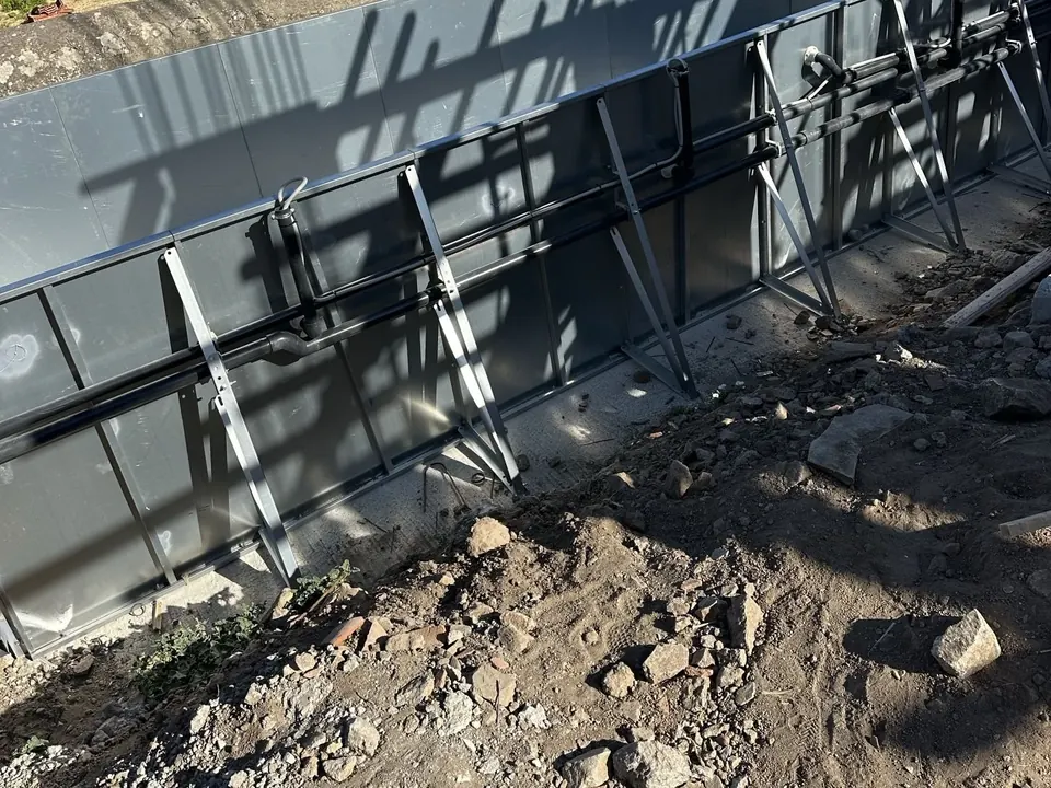 Γαλβανισμένα panels και τρίγωνα αντιστήριξης πισίνας προκάτ